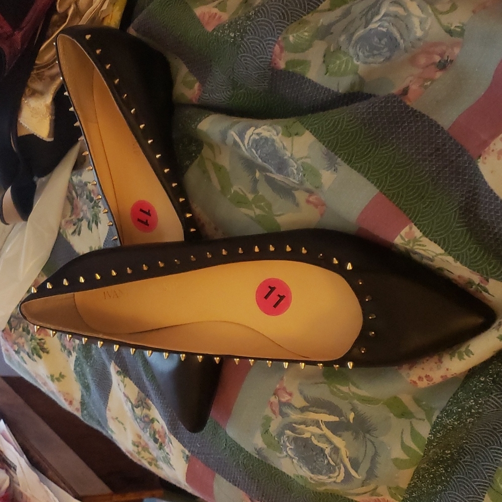 IVANKA TRUMP SPIKED FLATS SZ. 11